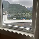 Stor Enebolig I Sentrum Med Sjoutsikt! * Svelgen