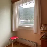 Stor Enebolig I Sentrum Med Sjoutsikt! Дом отдыха Svelgen