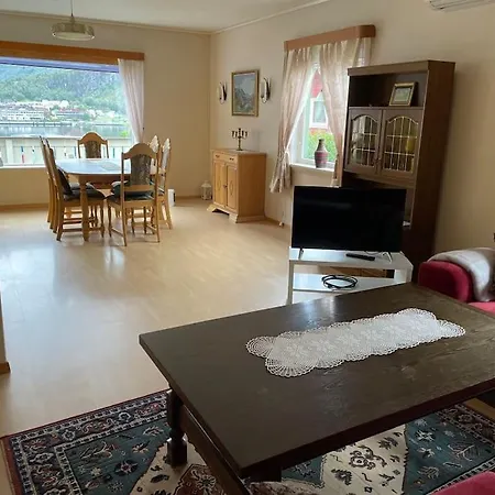 Holiday home Stor Enebolig I Sentrum Med Sjoutsikt! Svelgen
