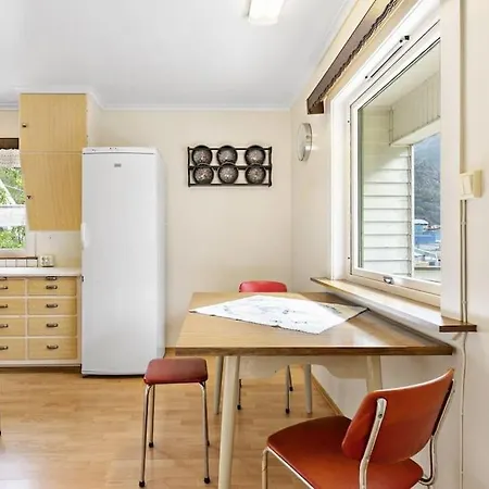 Stor Enebolig I Sentrum Med Sjoutsikt! Holiday home Svelgen