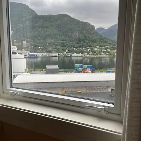 Stor Enebolig I Sentrum Med Sjoutsikt! * Svelgen