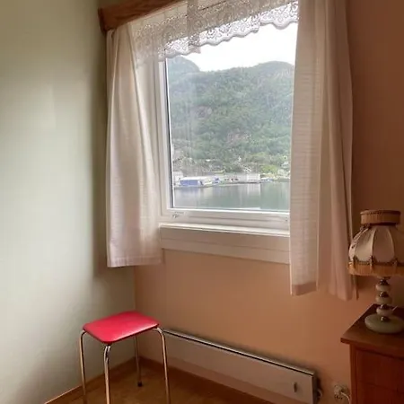Stor Enebolig I Sentrum Med Sjoutsikt! Holiday home Svelgen