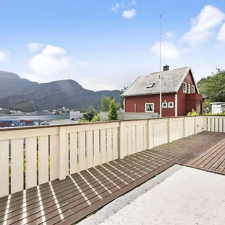 Feriehus Stor Enebolig I Sentrum Med Sjoutsikt! Svelgen