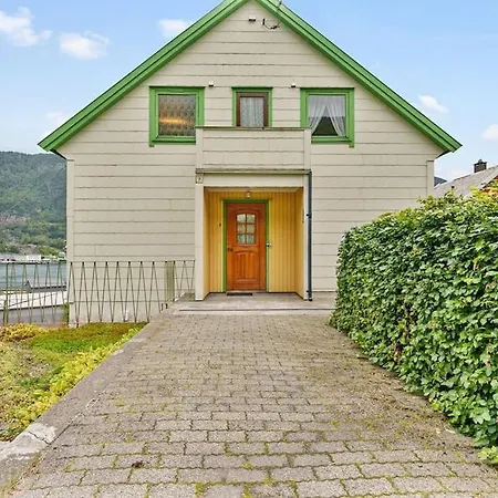 Stor Enebolig I Sentrum Med Sjoutsikt! Holiday home Svelgen