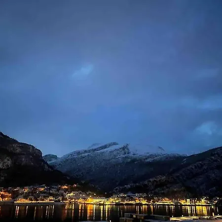 Stor Enebolig I Sentrum Med Sjoutsikt!