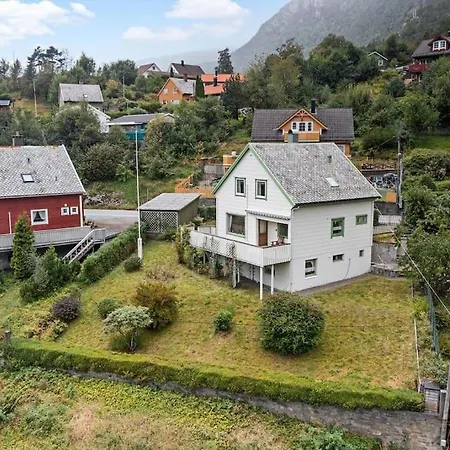 Stor Enebolig I Sentrum Med Sjoutsikt! * Svelgen